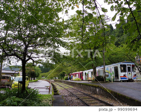 長良川鉄道 北濃駅 ホームに停まるナガラ500形 99099694