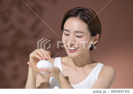 ビューティ　若い女性　洗顔　泡　スキンケア 99099760