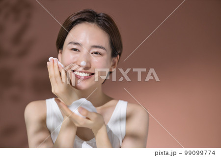 ビューティ 若い女性 洗顔 泡 スキンケア ビューティ 若い女性 洗顔 泡 スキンケア 99099774