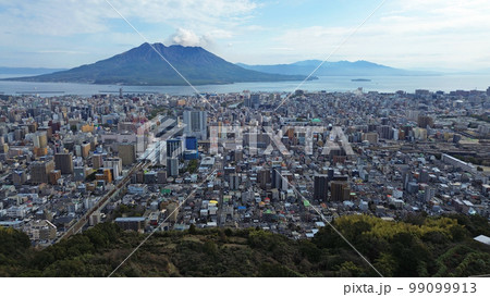 鹿児島中央駅方面の市街地と桜島の空撮 鹿児島中央駅方面の市街地と桜島の空撮 99099913