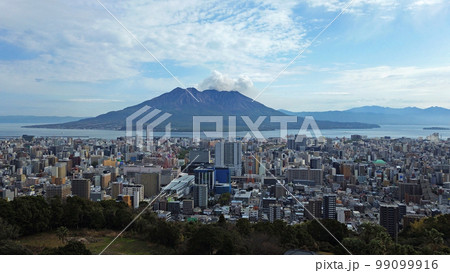 鹿児島中央駅方面の市街地と桜島の空撮 99099916