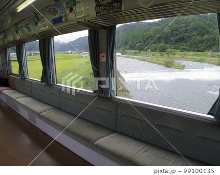 長良川鉄道 車内から長良川を望む 長良川鉄道 車内から長良川を望む 99100135