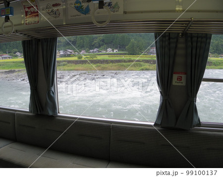 長良川鉄道 車内から長良川を望む 長良川鉄道 車内から長良川を望む 99100137