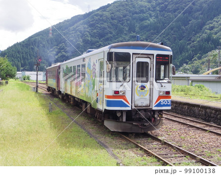 長良川鉄道 郡上八幡駅 発車するナガラ500形 99100138