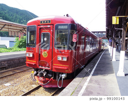 長良川鉄道 郡上八幡駅 観光列車ながら「森号」 長良川鉄道 郡上八幡駅 観光列車ながら「森号」 99100143
