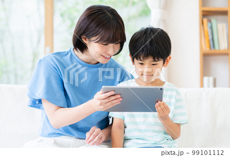 リビングのソファーに座ってタブレットを親子 99101112