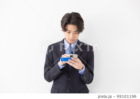 カード決済をする若い男性　スマートフォン 99101196