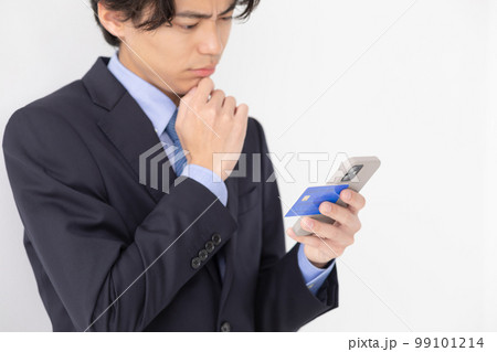 カード決済をする若い男性　スマートフォン　悩む 99101214