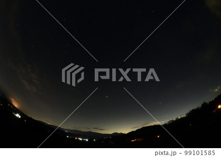 北杜市白州町、北から南の空に昇った春の大曲線・春の大三角 99101585