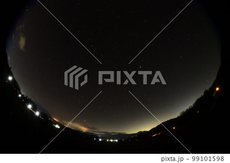 北杜市白州町、北から南の空に昇った春の大曲線・春の大三角 99101598