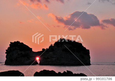 円月島(高嶋)の夕陽　【和歌山県白浜町】 99101786