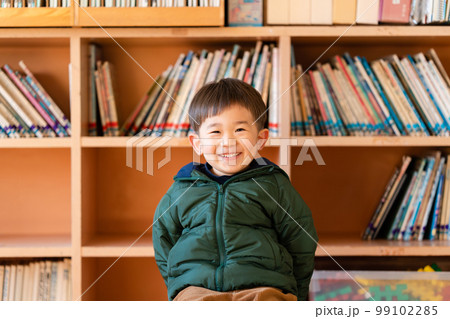 図書館　笑顔の男の子 99102285