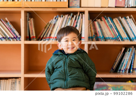 図書館　笑顔の男の子 99102286