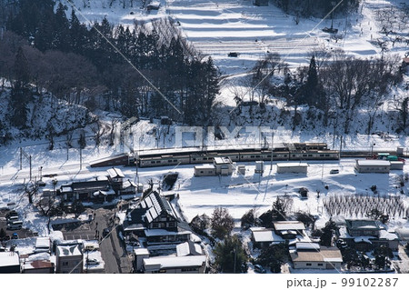 雪の残る仙山線山寺駅に停車する列車 99102287