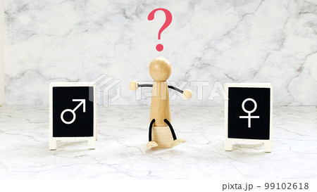 人形と男と女のマーク入り看板2個とクエスチョンマーク_大理石背景 99102618