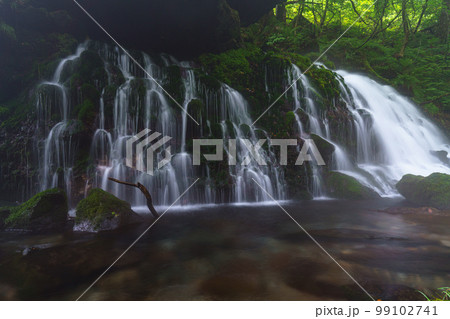 元滝伏流水 鳥海山山麗の幻想的な滝　秋田県にかほ市観光名所  99102741