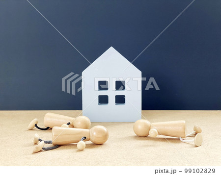 家小物の前で倒れる3体の人形 家小物の前で倒れる3体の人形 99102829