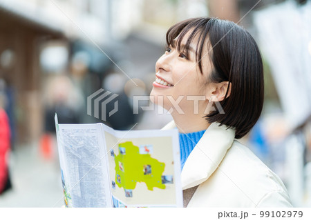 観光、女性、旅行、笑顔、一人旅、記念写真、カメラ女子、旅行ガイド、パンフレット、撮影、日本家屋、旅 99102979