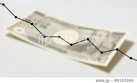 ぼかした1万円札と右下がり折れ線グラフのイメージ_ななめワイド 99102984