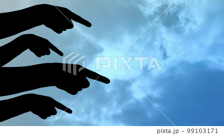人差し指で指さすたくさんの手_怪しい空背景_ワイド 99103171