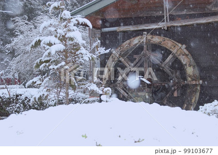 くんま水車の里の雪景色 99103677
