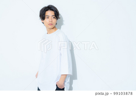 白いTシャツの男性 白いTシャツの男性 99103878