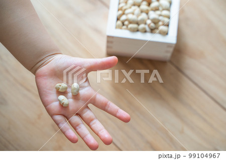 歳の数だけ福豆をもらう子供の手 99104967