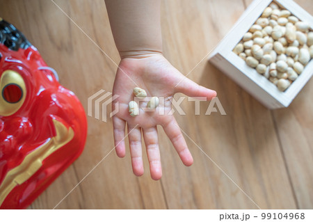 歳の数だけ福豆をもらう子供の手 99104968