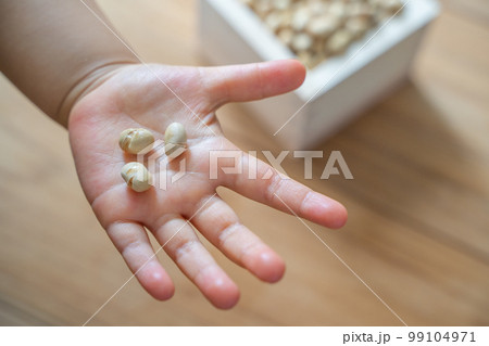 歳の数だけ福豆をもらう子供の手 歳の数だけ福豆をもらう子供の手 99104971