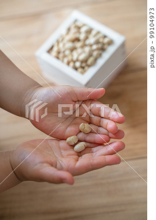 歳の数だけ福豆をもらう子供の手 99104973