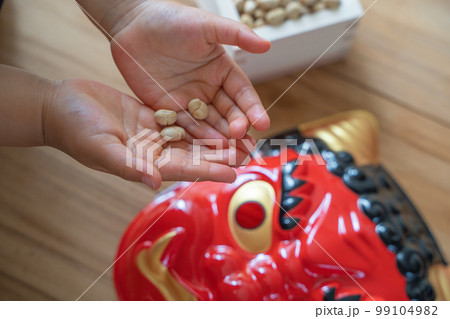 歳の数だけ福豆をもらう子供の手 歳の数だけ福豆をもらう子供の手 99104982
