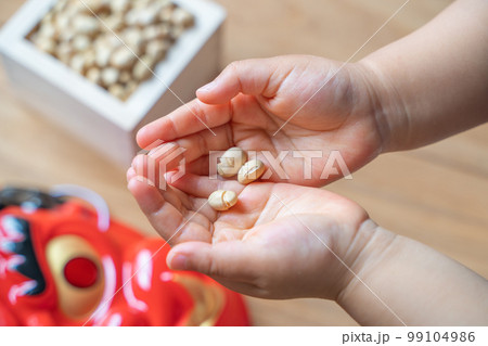 歳の数だけ福豆をもらう子供の手 99104986