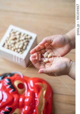 歳の数だけ福豆をもらう子供の手 歳の数だけ福豆をもらう子供の手 99104987