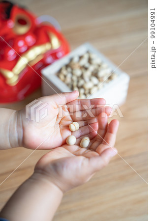 歳の数だけ福豆をもらう子供の手 99104991