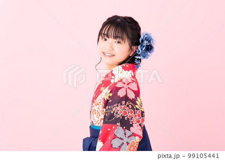 袴姿の小学生の女の子 袴姿の小学生の女の子 99105441