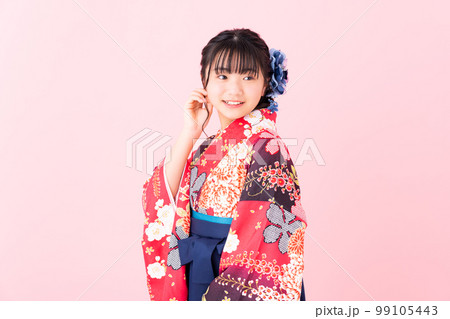 袴姿の小学生の女の子 袴姿の小学生の女の子 99105443