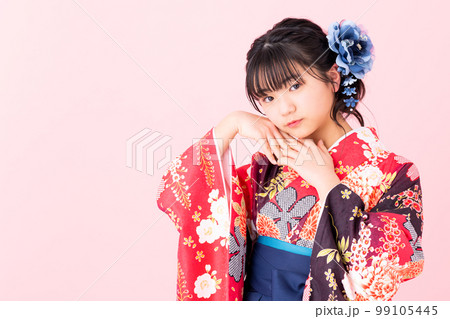 袴姿の小学生の女の子 袴姿の小学生の女の子 99105445