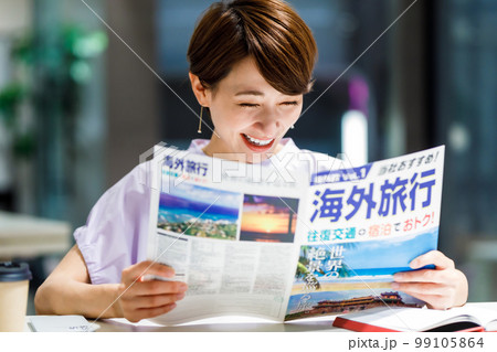 カフェで旅行のパンフレットを見る女性 撮影協力:WEEK芝大門(サンフロンティア不動産) カフェで旅行のパンフレットを見る女性 撮影協力:WEEK芝大門(サンフロンティア不動産) 99105864