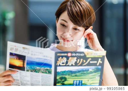 カフェで旅行のパンフレットを見る女性 撮影協力:WEEK芝大門(サンフロンティア不動産) カフェで旅行のパンフレットを見る女性 撮影協力:WEEK芝大門(サンフロンティア不動産) 99105865