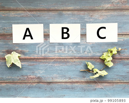 AとBのCの文字入り3枚の白いカード_青板背景 AとBのCの文字入り3枚の白いカード_青板背景 99105893