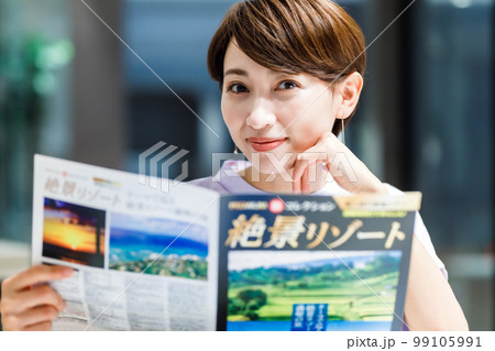 カフェで旅行のパンフレットを見る女性 撮影協力:WEEK芝大門(サンフロンティア不動産) カフェで旅行のパンフレットを見る女性 撮影協力:WEEK芝大門(サンフロンティア不動産) 99105991