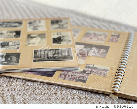 広げた2冊の白黒アルバム 広げた2冊の白黒アルバム 99106110