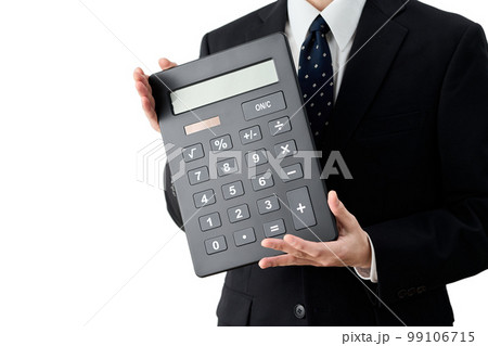 大きな電卓を持つアジア人ビジネスマン 大きな電卓を持つアジア人ビジネスマン 99106715