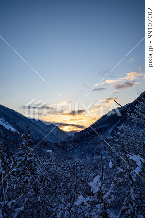 冬の関山峠の山並み 99107002