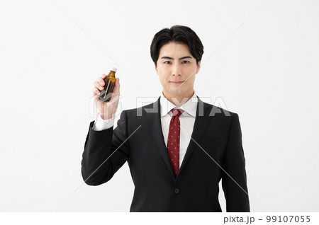 栄養ドリンクを持つビジネスマン 99107055
