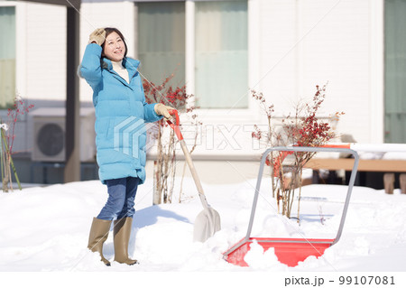 雪掻きする中年女性 雪掻きする中年女性 99107081