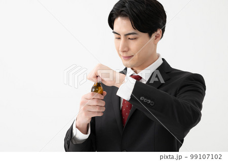 栄養ドリンクを持つ男性 99107102