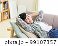 ソファでくつろぐ若い女性　リラックス　昼寝　休憩　うたた寝　 99107357