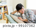 ソファでくつろぐ若い女性　リラックス　昼寝　休憩　うたた寝　 99107362