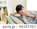 ソファであくびをする若い女性　欠伸　リラックス　昼寝　休憩　うたた寝　 99107363